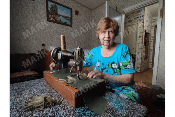 Жительница брянского Новозыбкова шьёт маскхалаты для военных