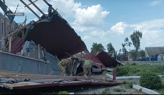 Последствия урагана в брянском Климово устраняют бойцы «Барс-Брянск»