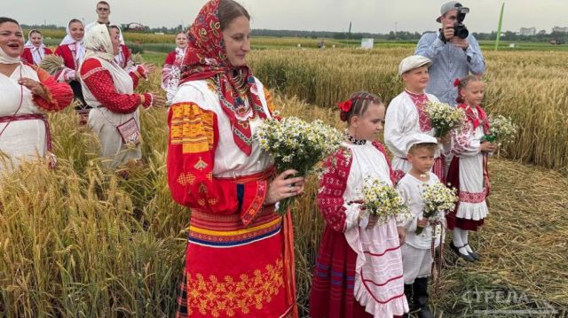 На Брянщине  на выставке «День поля»  провели обряд зажина первого снопа