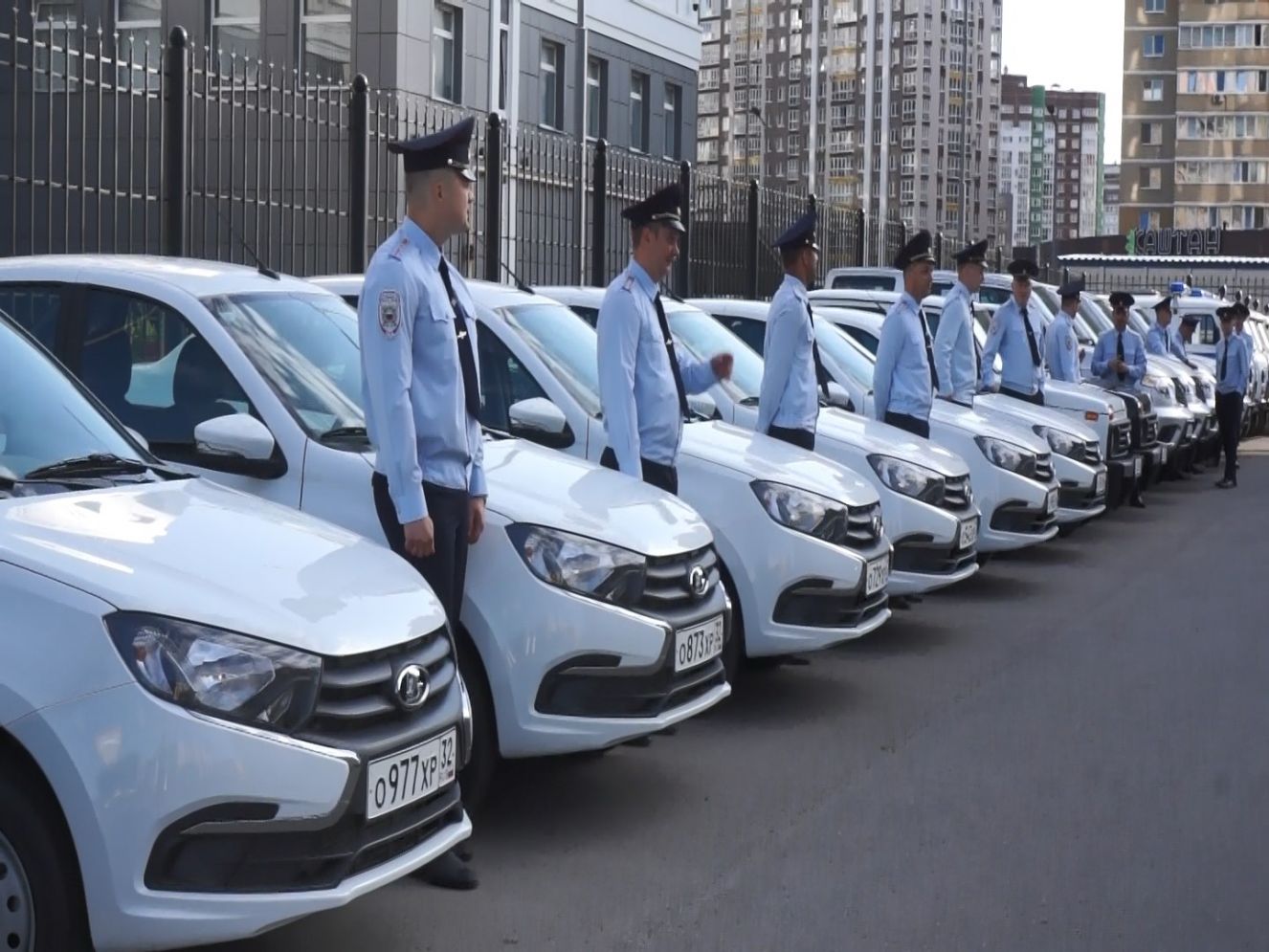 Брянским полицейским вручили ключи от служебных автомобилей