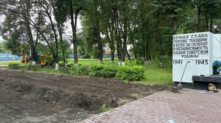 В сквере Металлургов в Брянске начался второй этап работ по благоустройству