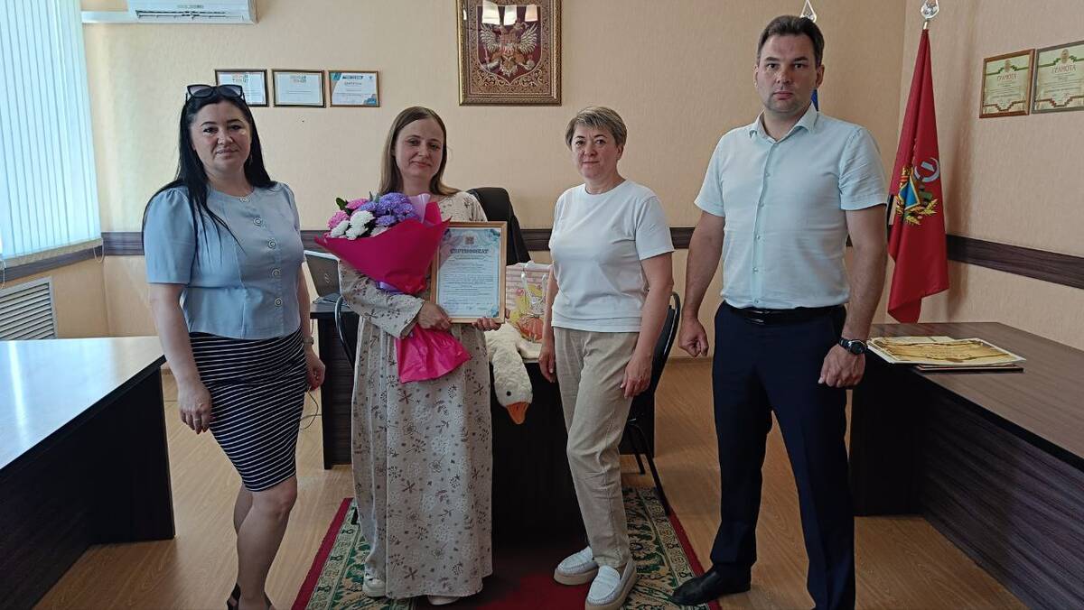 В брянском поселке Суземка вручили сертификат на материнский капитал многодетной маме