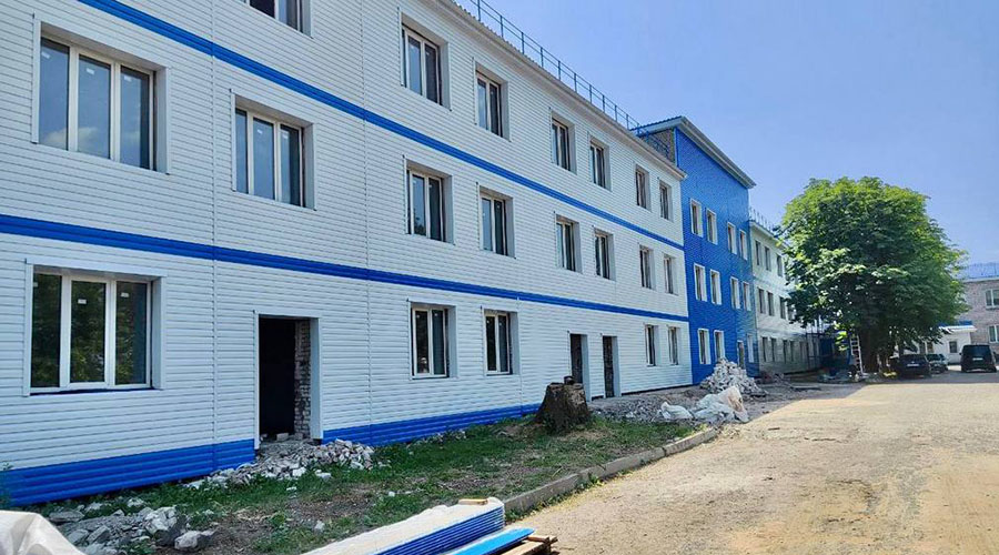В луганской Брянке брянские строители восстанавливают здание больницы