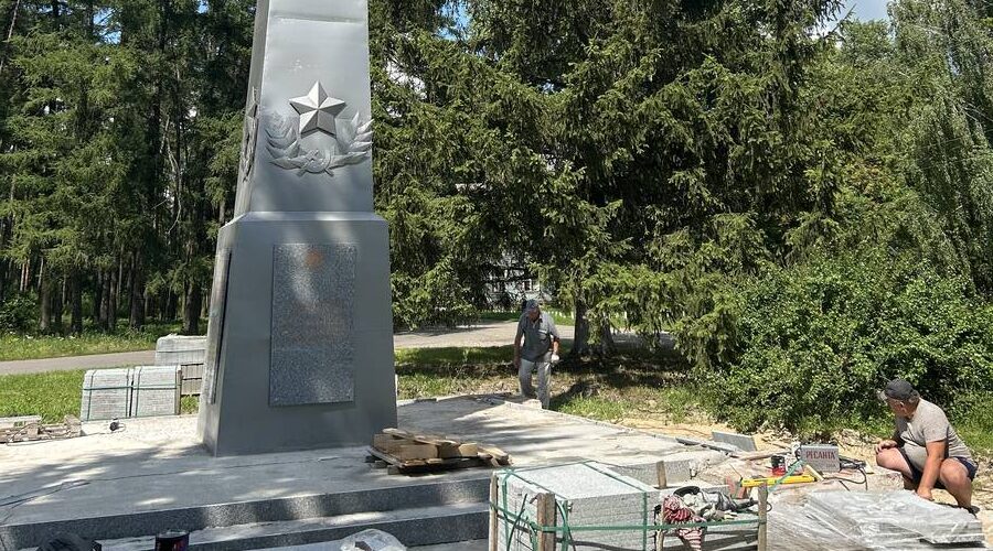 В брянском  посёлке Локоть благоустраивают памятник комсомольцам и подпольщикам