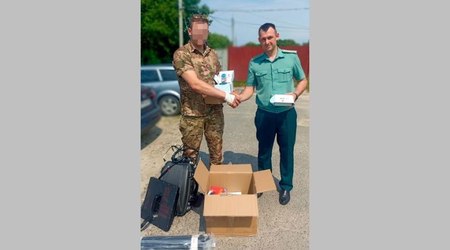 Таможенники Брянщины отправили бойцам СВО радиостанции и маскировочные сети
