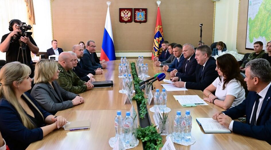 Глава Брянщины встретился с волонтерами и военными медиками