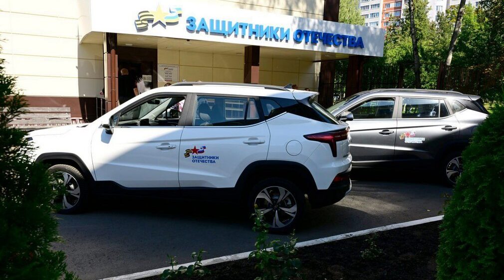 Двум брянским ветеранам СВО вручили новые автомобили