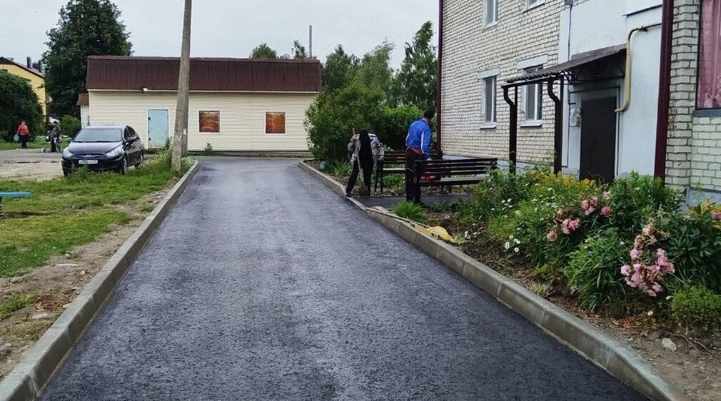 В брянском поселке  Выгоничи благоустроены две дворовые территории