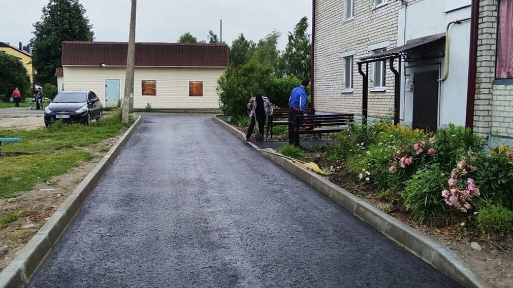 В брянском поселке  Выгоничи благоустроены две дворовые территории