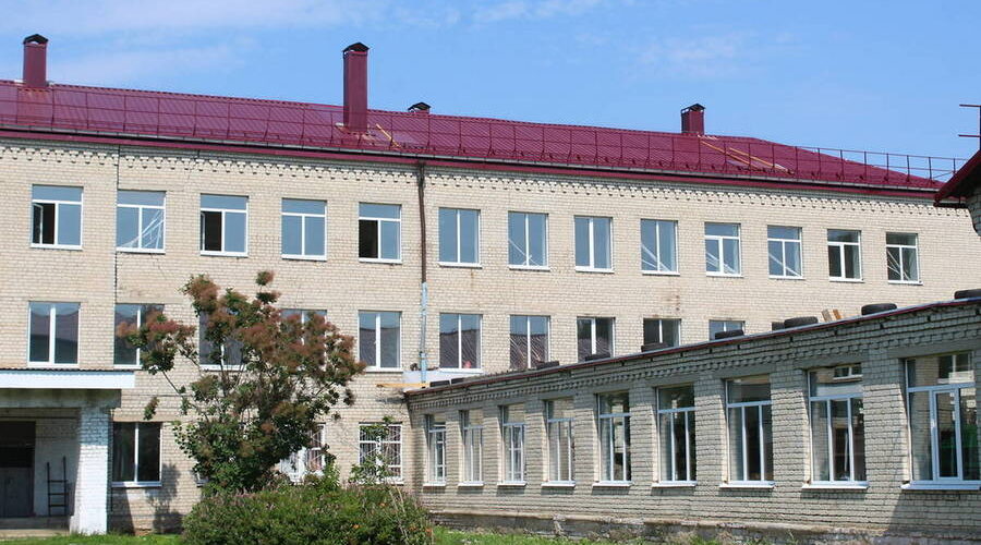 В школе брянского поселка Комаричи  продолжается капитальный ремонт