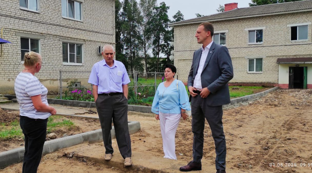 В поселке Чемерна Клинцовского района Брянщины продолжается благоустройство дворов