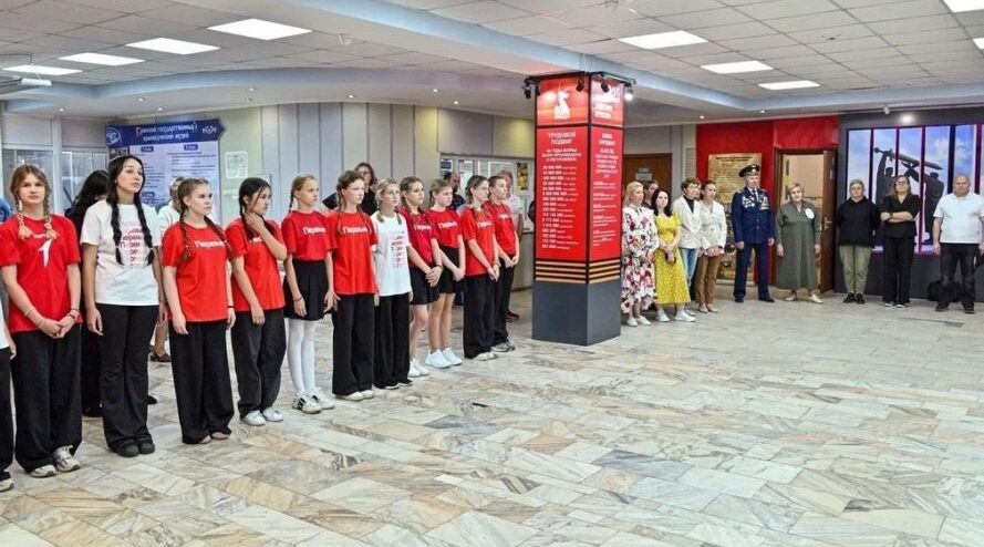 На Брянщине проходит выставка «Юношеству — окрыляющий пример»