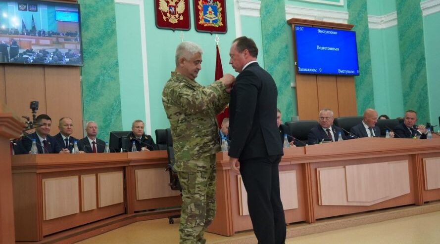 Брянский губернатор поздравил Сергея Антошина с наградой