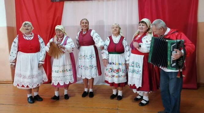 Самобытный ансамбль из Лопатней Клинцовского района Брянщины выступил перед избирателями
