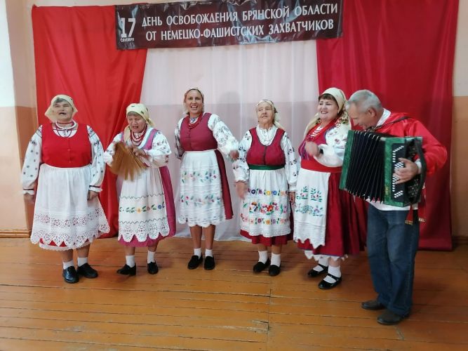 Самобытный ансамбль из Лопатней Клинцовского района Брянщины выступил перед избирателями