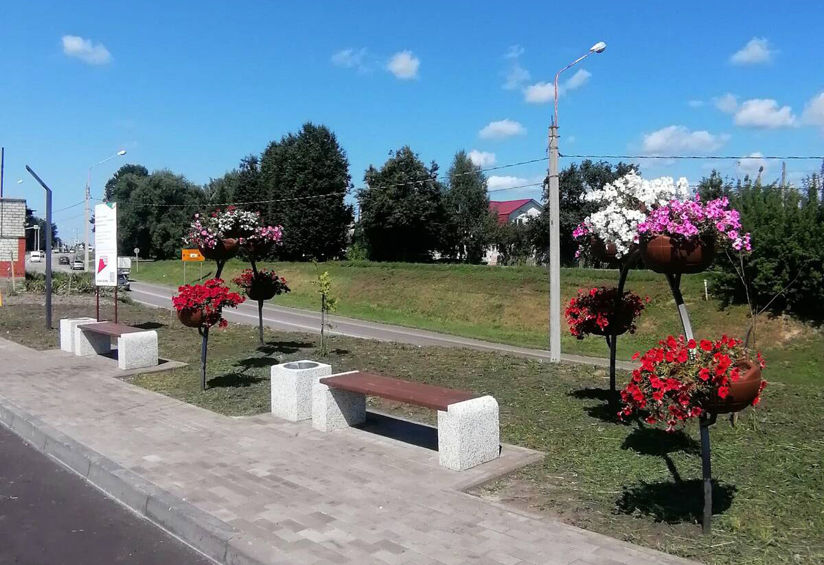 В брянском поселке Глинищево завершено благоустройство участка площади Народная