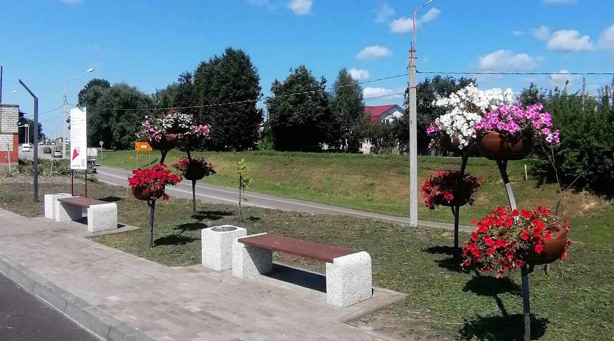 В брянском поселке Глинищево завершено благоустройство участка площади Народная