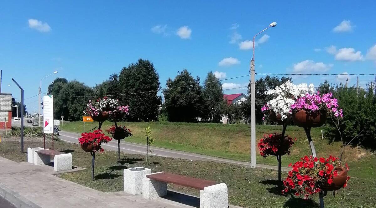 В брянском поселке Глинищево завершено благоустройство участка площади Народная