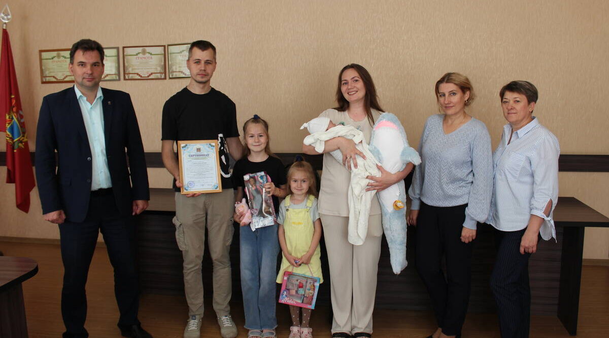 В брянской  Суземке многодетной семье вручили сертификат на областной маткапитал