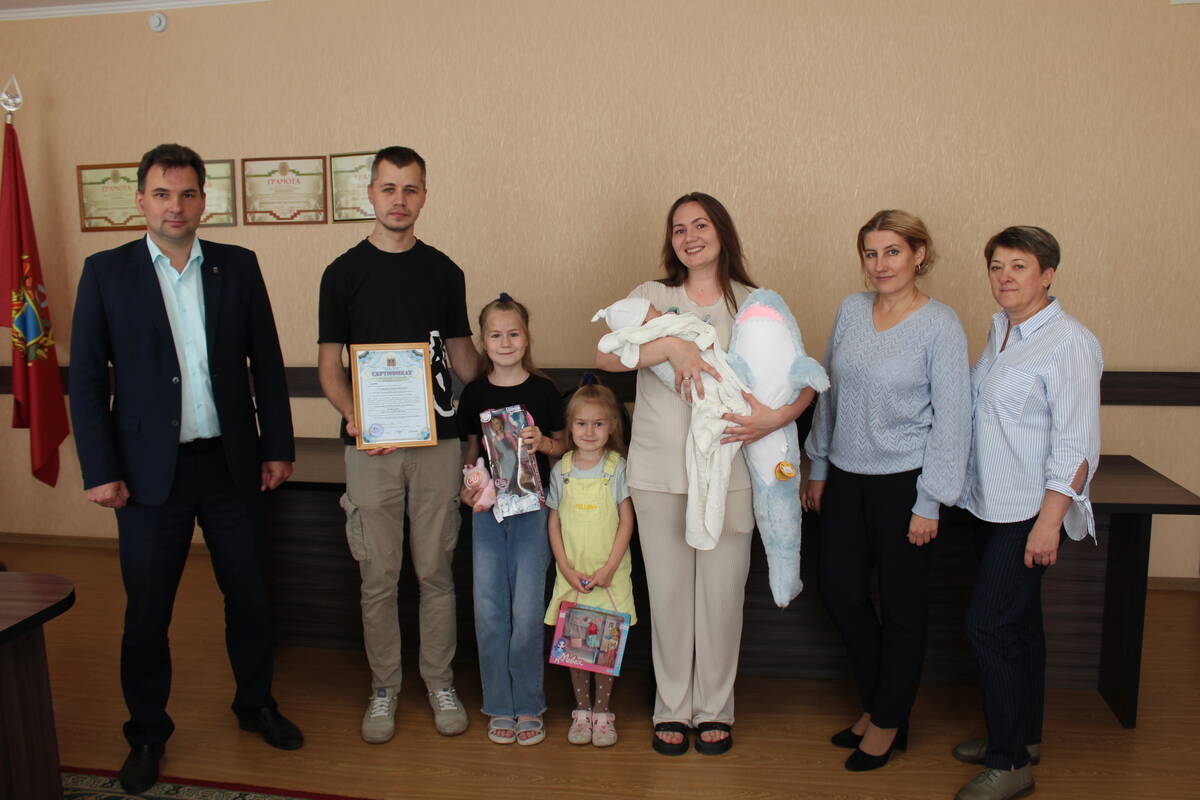 В брянской  Суземке многодетной семье вручили сертификат на областной маткапитал