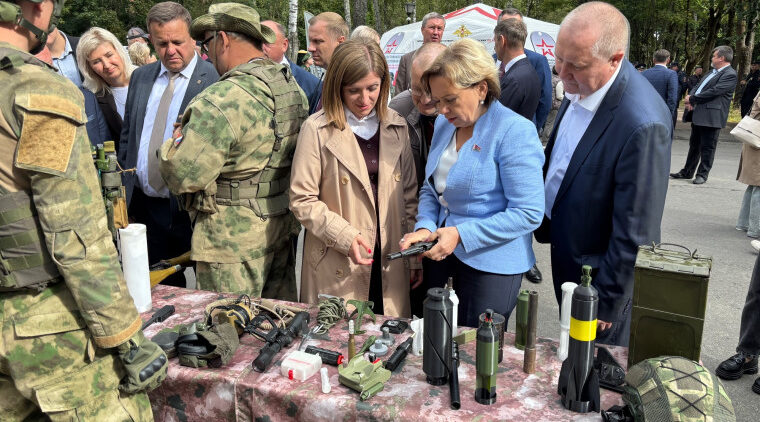На стадионе «Труд» в Клинцах военно-патриотический клуб «Рубеж 32» представил интерактивные выставки