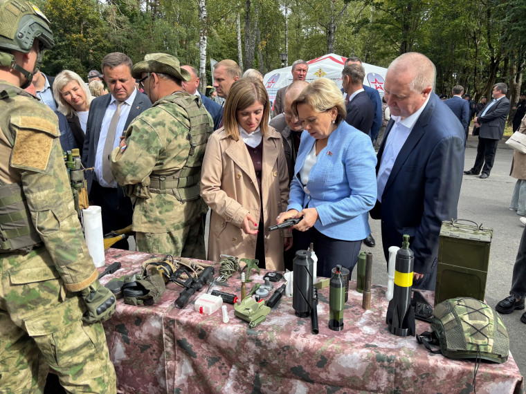 На стадионе «Труд» в Клинцах военно-патриотический клуб «Рубеж 32» представил интерактивные выставки