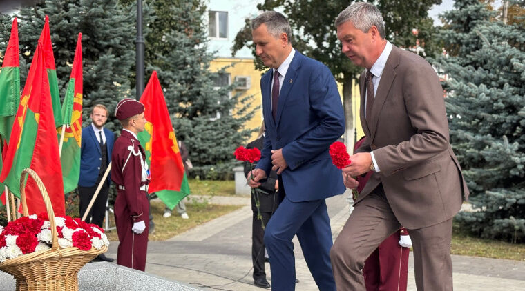 В Клинцах состоялась  церемония возложения цветов к памятнику основателям города