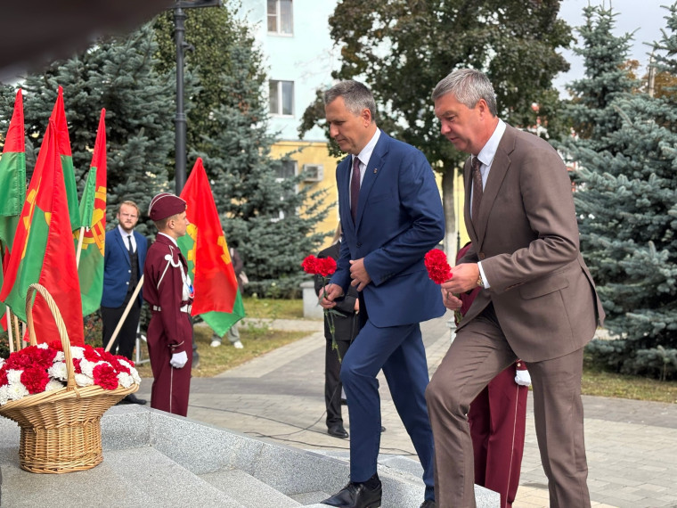 В Клинцах состоялась  церемония возложения цветов к памятнику основателям города