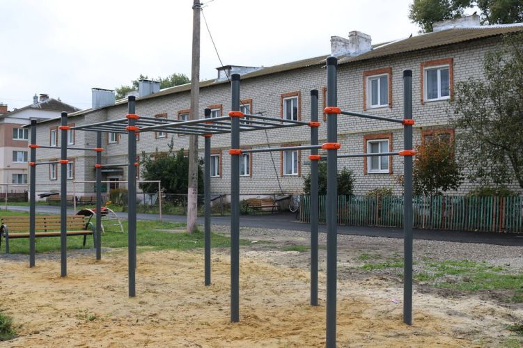 В брянских Комаричах возводят детские площадки и спорткомплексы
