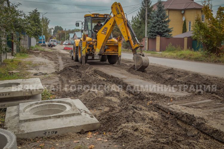 В Брянске на улице Куйбышева прокладывают ливневую канализацию