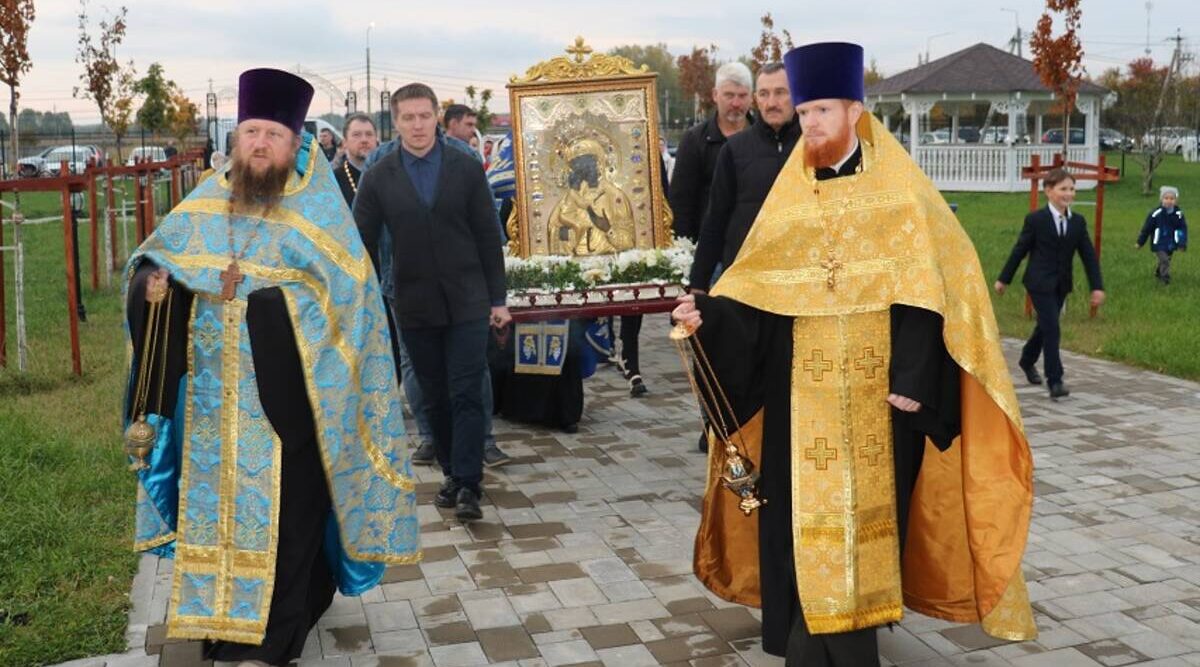 В храмах Брянщины торжественно встречали Чудотворную икону Божией Матери Феодоровская