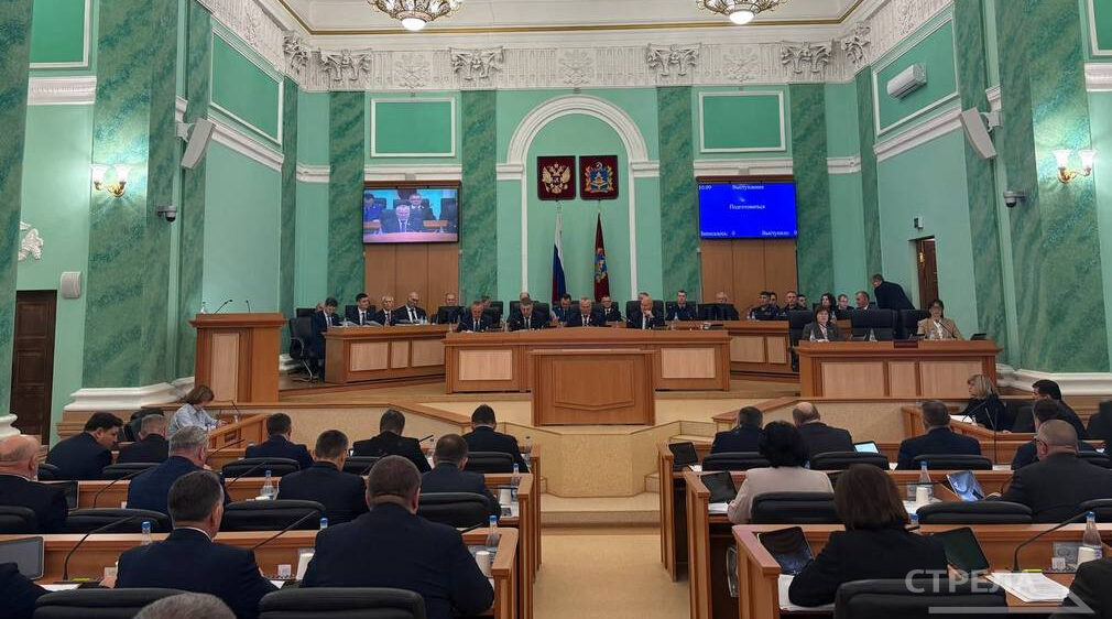 Губернатор Брянщины Александр Богомаз выступает с докладом о развитии региона в областной Думе