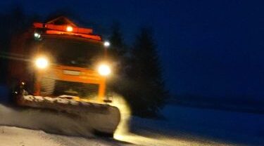 В Брянской области круглосуточно очищают и обрабатывают дороги