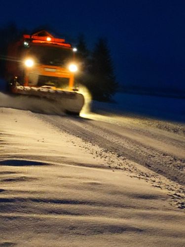 В Брянской области круглосуточно очищают и обрабатывают дороги