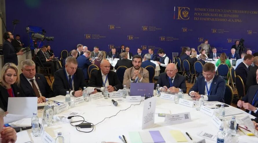 Брянский Губернатор участвует в заседании комиссии Госсовета