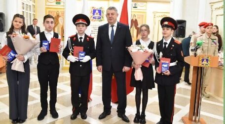 Губернатор Брянской области Александр Богомаз вручил паспорта  юным гражданам