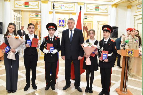 Губернатор Брянской области Александр Богомаз вручил паспорта  юным гражданам