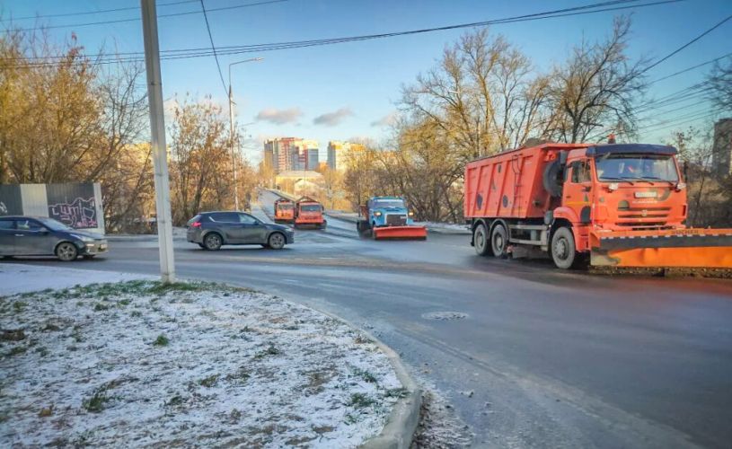 В Брянске дорожники ведут борьбу с гололёдом