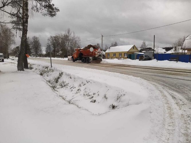 В Брянской области продолжается работа по очистке автодорог от снега