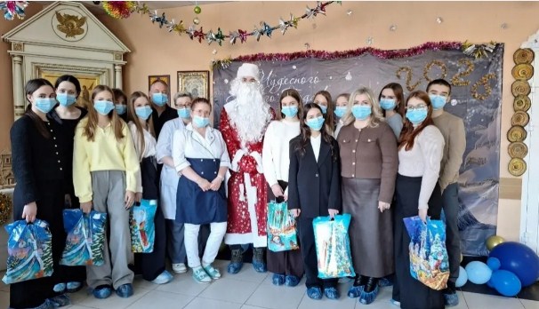 В Брянске пациентов детского онкоцентра поздравили с наступающим Новым годом