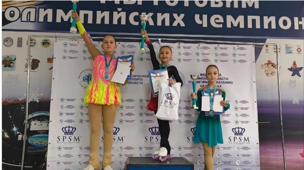 В Брянске прошли соревнования по фигурному катанию на коньках