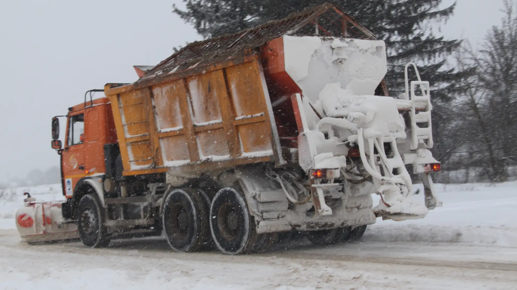 На дорогах Брянщины круглосуточно убирали снег 182 спецмашины