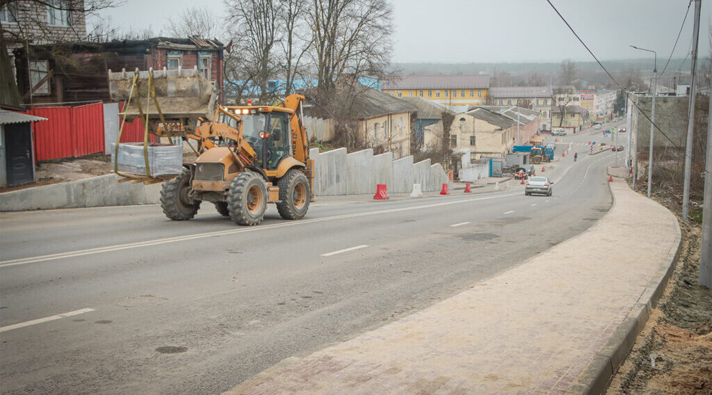 На улице Горького Брянска продолжается  строительство тротуаров