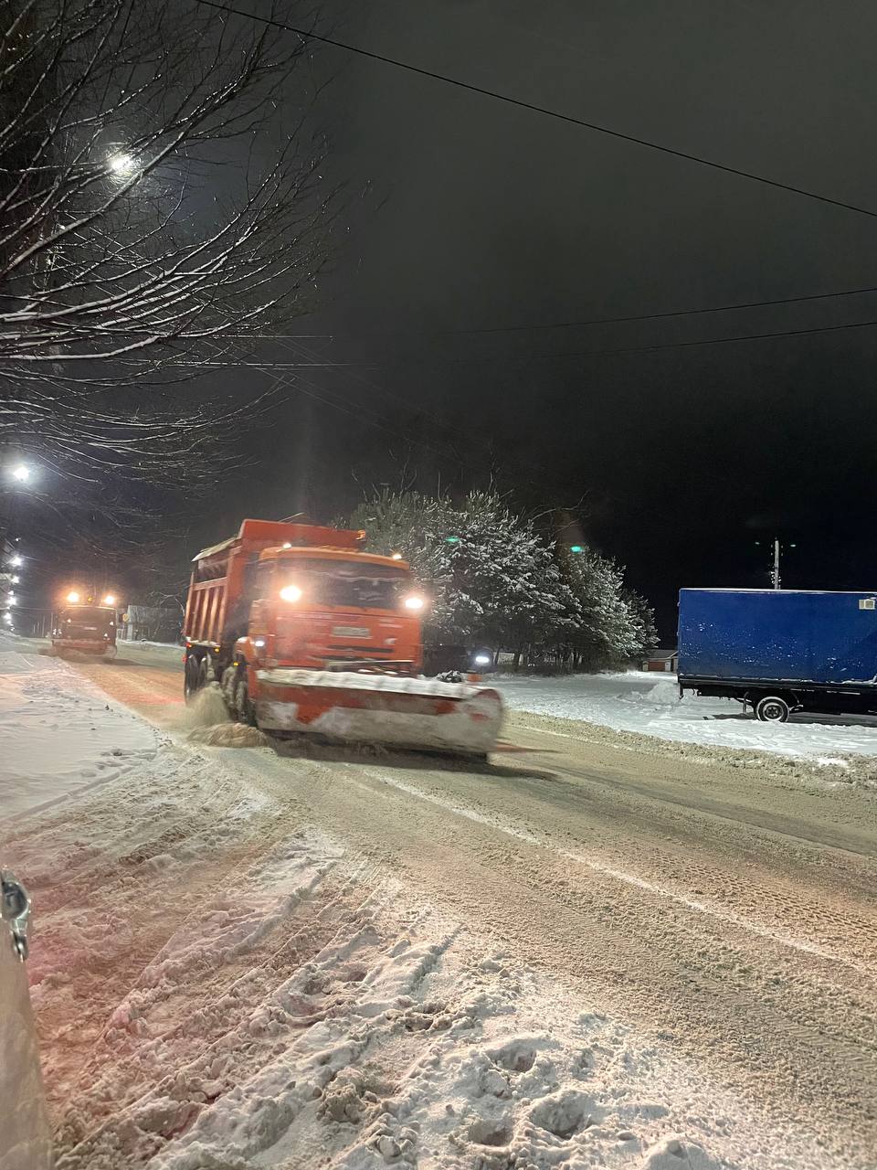 В Клинцах на Брянщине от снега убирают дороги и спортивные объекты