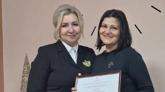 Брянский детский омбудсмен Инна Мухина наградила две организации