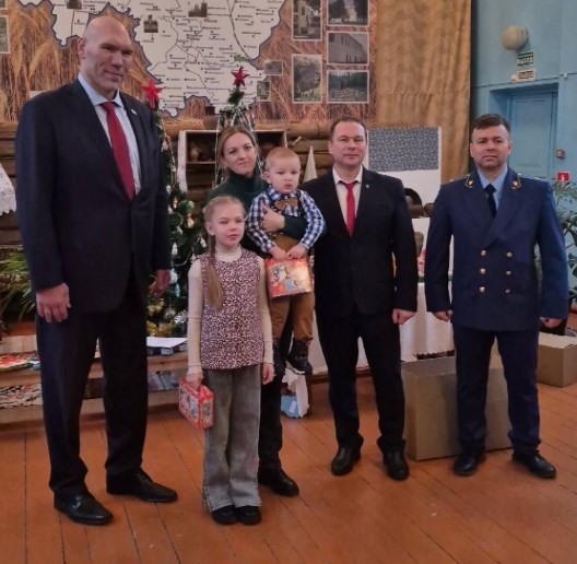 Николай Валуев поздравил детей на «Новогодней елке» в Комаричском районе