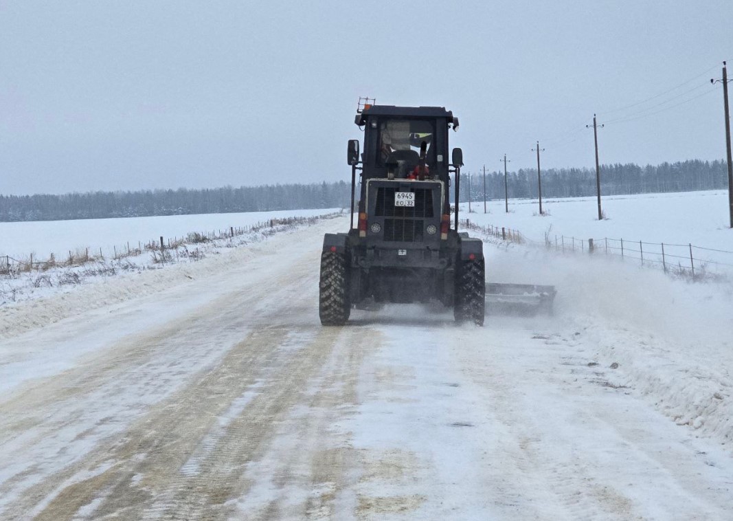 На Брянщине продолжается работа по очистке догог от снега
