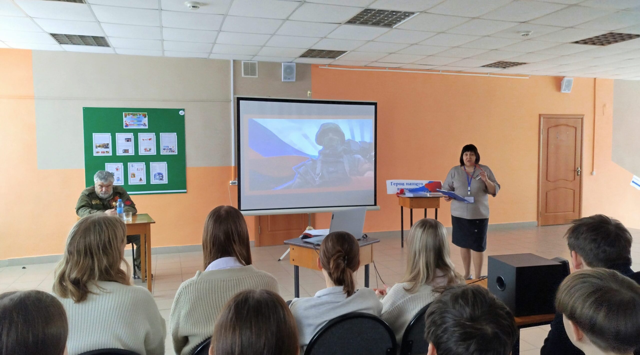 В брянских Клинцах школьники встретились с участником СВО