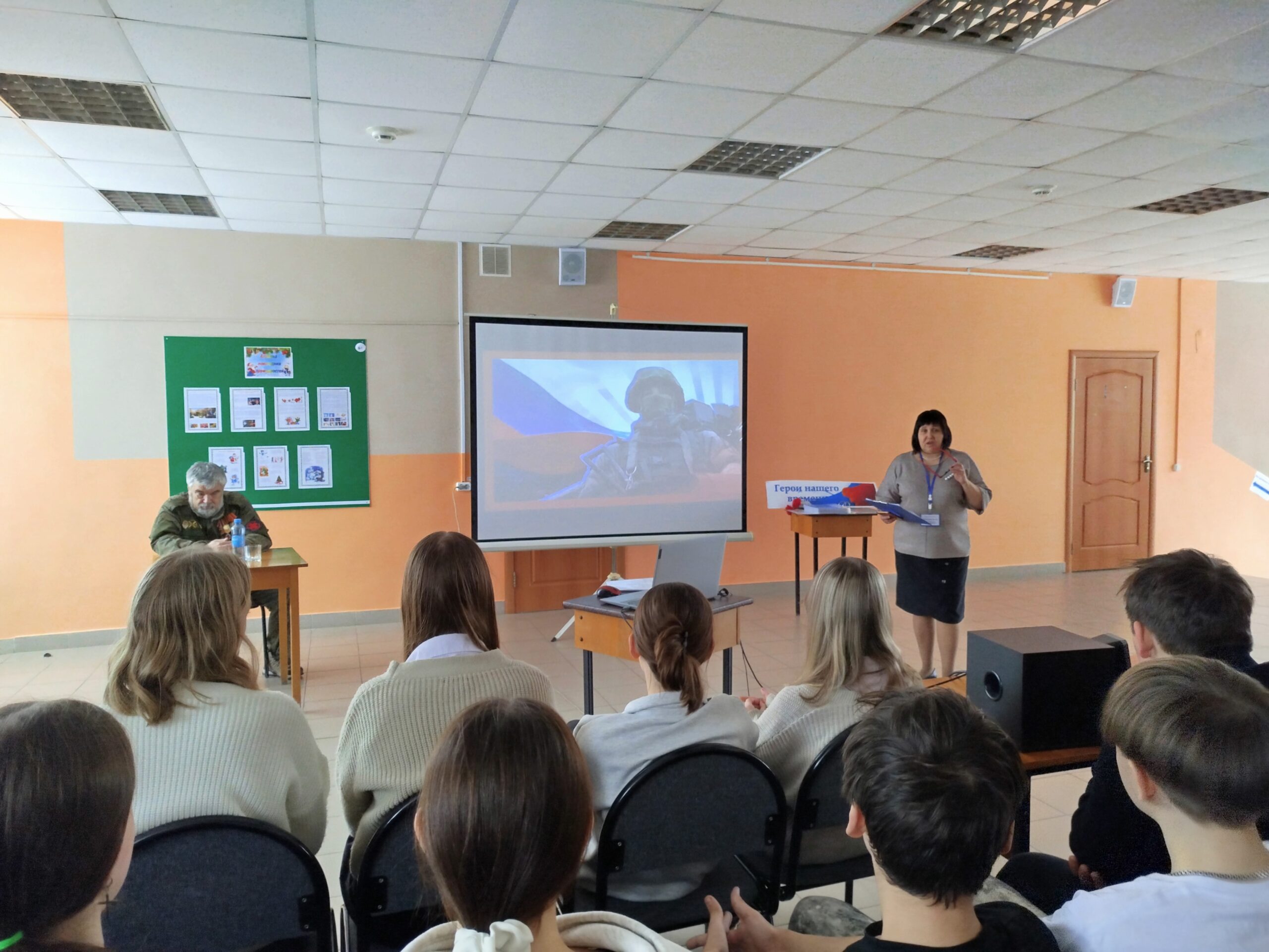 В брянских Клинцах школьники встретились с участником СВО