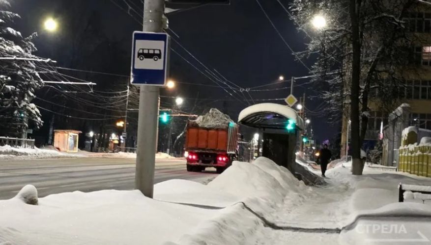 В Брянске активно убирают снег